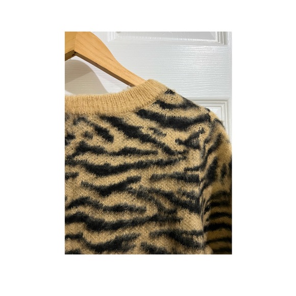H&M zebra print crewneck sweater - Picture 6 of 6